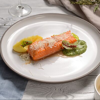 Стейк из лосося с картофельным кремом и шпинатным соусом в Станция сады по цене 1199 ₽
