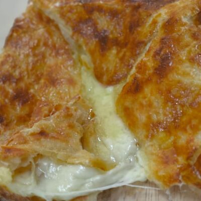 Пеновани с сыром на слоёном тесте в Хинкальная Едим вкусно по цене 780 ₽