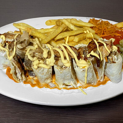 Шаурма на тарелке с курицей в Armud Kebab по цене 459 ₽