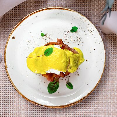 Бриошь с беконом и яйцом пашот в Ресторан Маруся по цене 730 ₽