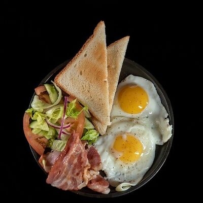 Яичница с беконом в Yacht Cafe Sochi по цене 460 ₽