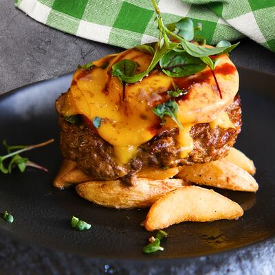 Бифштекс под сыром с ягодным соусомв Кокороко по цене 540 ₽