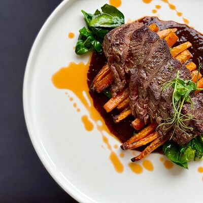 Стейк Скерт с карамелизированной морковью в луковом деми-соусе.в Pellegrino по цене 1195 ₽