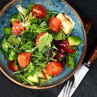 Салат с лососем и рукколой в Mojo