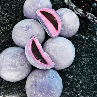 Пирожное Моти Черная смородина в Блин блинский по цене 320 ₽