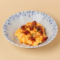 Скрембл, колбаски, жареный картофель в Kalabasa