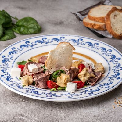 Салат с нежным ростбифом и рукколой в Русская усадьба по цене 655 ₽