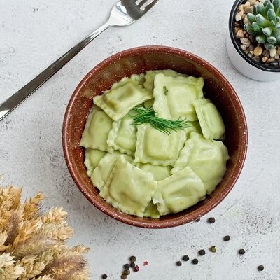 Равиоли со шпинатом и адыгейским сыром в Яблонька по цене 456 ₽