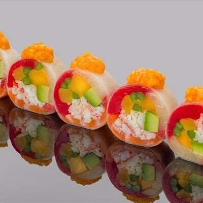 Ролл сашими из тунца еллоуфин, лакедры, лосося, камчатского краба с авокадо и манго в Bluefin по цене 3770 ₽