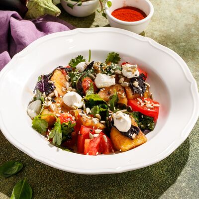 Теплый салат с хрустящими баклажанами в Хочу харчо по цене 990 ₽