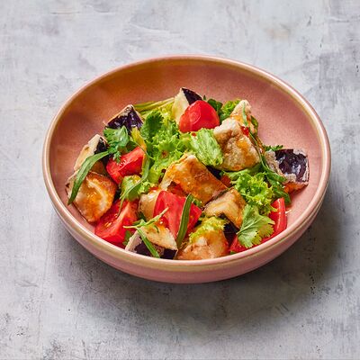 Хрустящие, тёплые баклажаны с томатами и соусом из сладкого чили в Мамука по цене 680 ₽