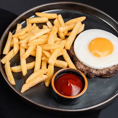 Бифштекс с глазуньей и картофелем фри в РАХАТ по цене 590 ₽