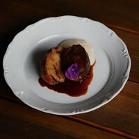 Стейк из капусты с томленой говядиной в 12 kitchen & wine