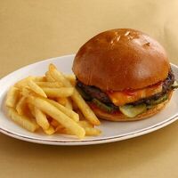Мини-чизбургер с говядиной в BBQ Beer Restaurant