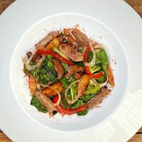 Теплый салат с говядиной в Cafe Seven