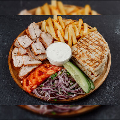 Гирос куриный на тарелке в Прожарка по цене 550 ₽