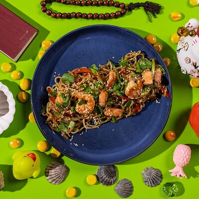 Вок с тигровыми креветками и лососем в Сушки на макушке по цене 1100