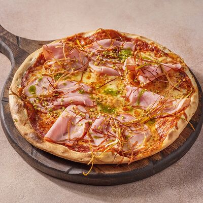 Пицца с копченым окороком и фисташками в Перчини на огне по цене 690