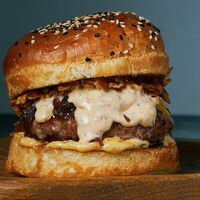 Бургер с карамельным лукомв Гастропаб Дабл Эль