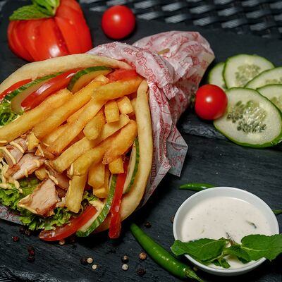 Гирос куриный в Шаурмэн по цене 440 ₽