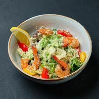 Салат Цезарь с тигровыми креветками в Mesto Sushi & Grill