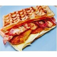 Сырные вафли с бри, курицей и беконом в Маленькая Флоренция