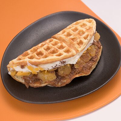 Вафля с мандарином и вареной сгущенкой в Оу май паста по цене 550 ₽