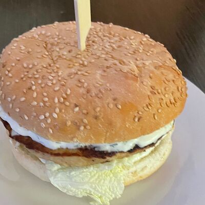 Бургер с куриной котлетойв Братик Томатик по цене 279 ₽