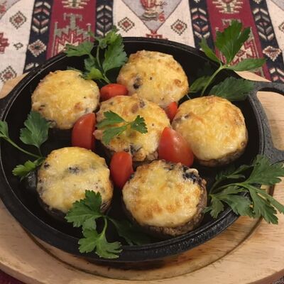 Шампиньоны, фаршированные мясом под сыром в Resto bar Варшава по цене 470 ₽