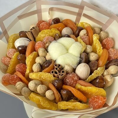 Букет из сухофруктов с орехами и хлопком в Buketonline - Съедобные букеты и клубника в шоколаде по цене 3289 ₽