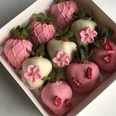 Клубника в шоколаде набор Любовь в розовом в Fujibox по цене 2300 ₽