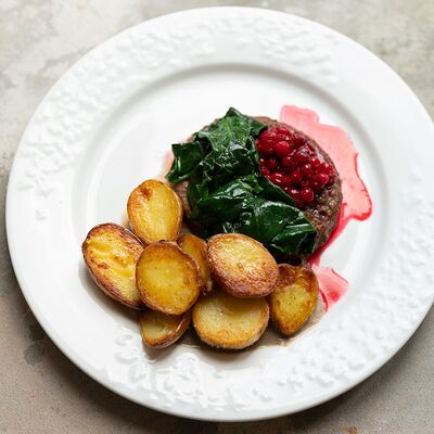 Бифштекс с картофелем и брусничным соусом в ЗоЗо по цене 615 ₽