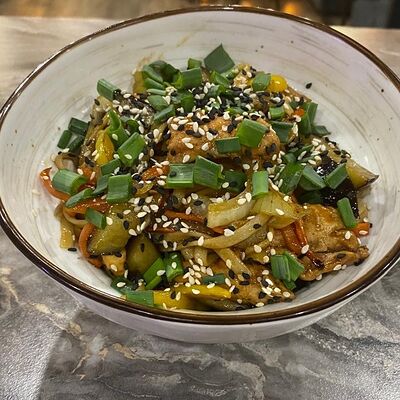 Wok с куриным филе в Суши-бар Макото по цене 450 ₽