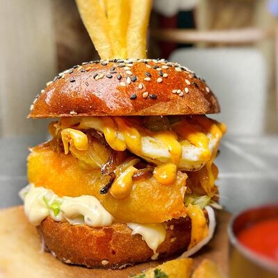 Бургер с креветкой в Kirova street по цене 600 ₽