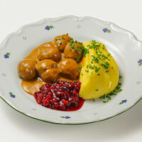 Митболы с картофельным пюре и с брусничным соусом в Begin cafe