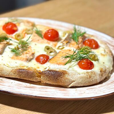 Пицца с лососем и креметте в Усадьба по цене 980 ₽