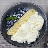 Творог с сезонными фруктами в Кафе Май