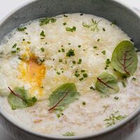 Овсяная каша с пармезаном и яйцом пашот в Belka