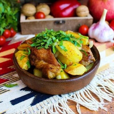 Жаркое из курицы по-грузински в Три хинкали&Шашлык по цене 580 ₽