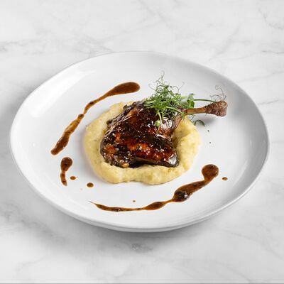 Утиная ножка конфи с картофельным пюре и соусом демиглясв Семейное бистро Монти по цене 1030 ₽