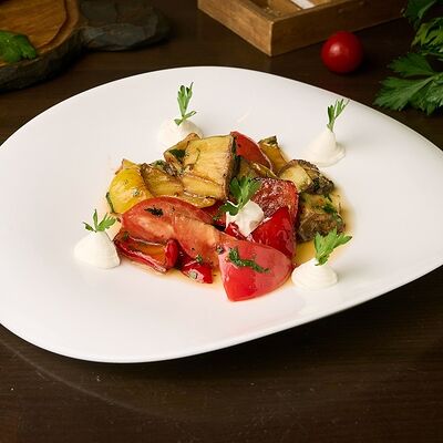 Салат с баклажаном и томатами в Чито Грито по цене 790 ₽