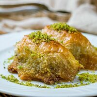 Шебиет с фисташками в Seckin Baklava