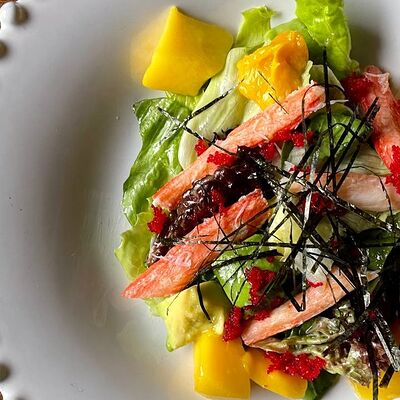 Салат с крабом, манго и авокадо в More More по цене 1160