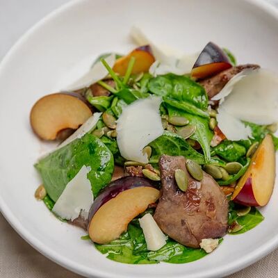 Теплый салат с куриной печенью, сливой, шпинатом и пармезаном в MAYAR по цене 840 ₽