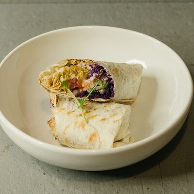 Обновленный Знаменитый фалафель с овощами, хумусом и соусом Raw из кешью и семян подсолнуха в Крапива по цене 520 ₽