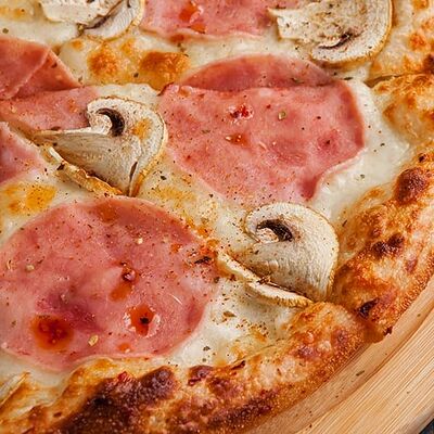 Пицца с ветчиной и грибами в Наше место по цене 560 ₽