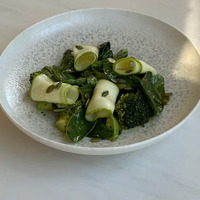 Зеленый салат с авокадо, брокколи и битыми огурцами в Prana