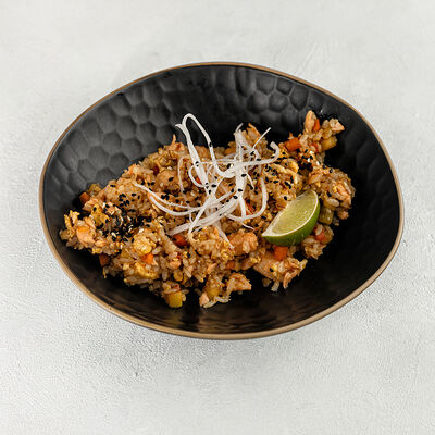 Жареный рис с лососем в Бай Тай по цене 750 ₽