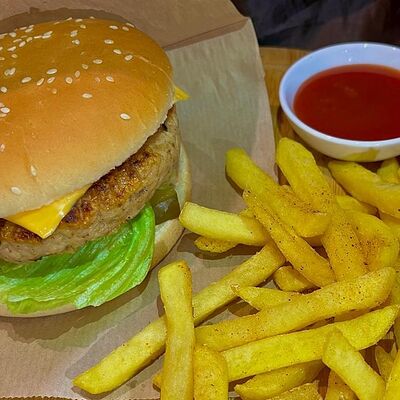 Бургер с курицей в Хумус Grill по цене 500 ₽