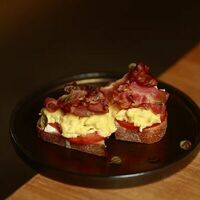 Брускетта с жареным беконом в Vivezza